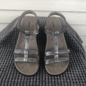taos trophy sandals canada